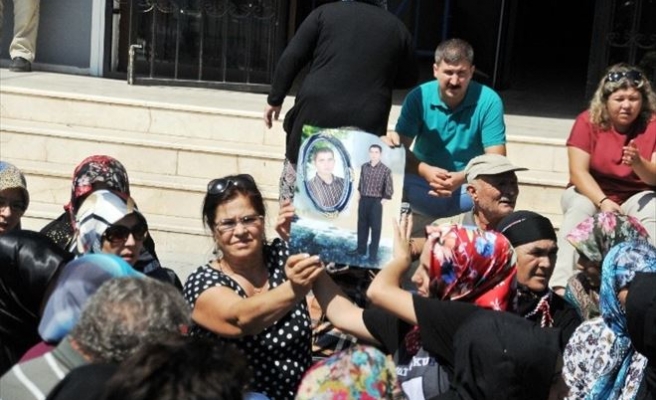 Aileler Soma Kararını Yerde Oturarak Bekliyor