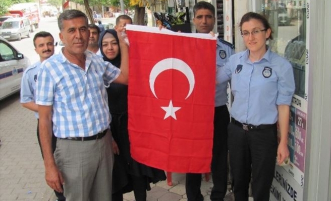 Araban Belediyesi Esnaf Ve Vatandaşlara Türk Bayrağı Dağıttı