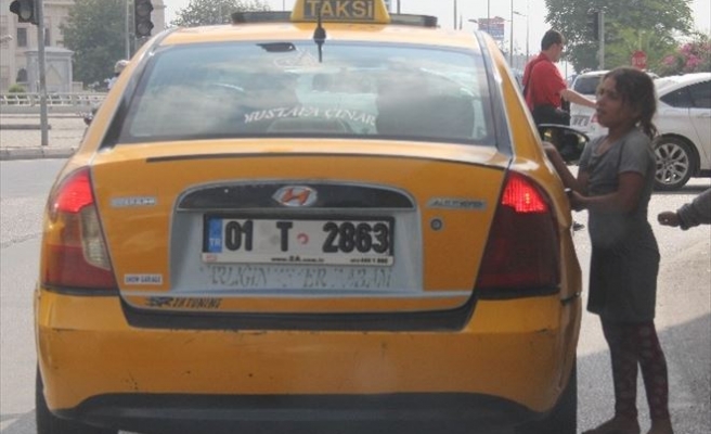 Suriyeli Çocuklar Yalın Ayak Dileniyor