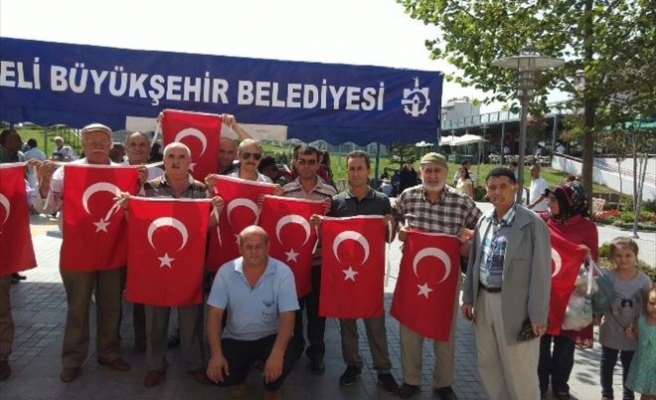 Büyükşehir Binlerce Türkiye Bayrağı Dağıttı