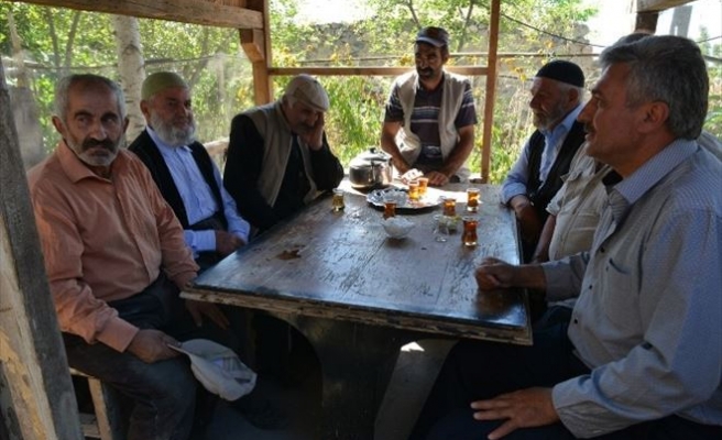 Asfaltla Tozdan Kurtulup, Açık Havada Çay Keyfi Yaptılar