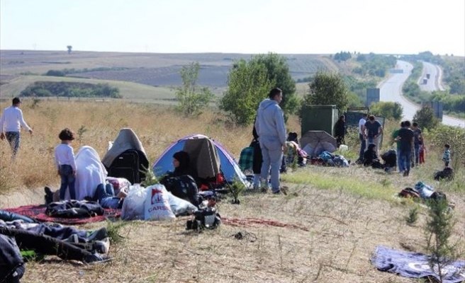 Suriyeli Sığınmacıların Edirne Otobanında Bekleyişleri Sürüyor