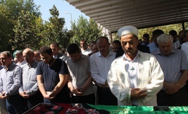 AK Partili Eski Vekil Eşini Son Yolculuğuna Uğurladı