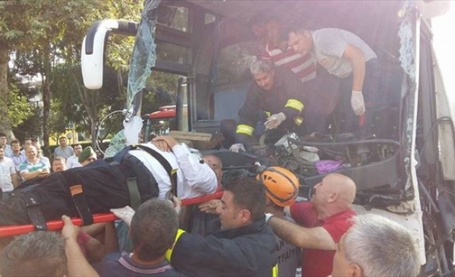 Otobüs Tır’a Çarptı: 2 Yaralı