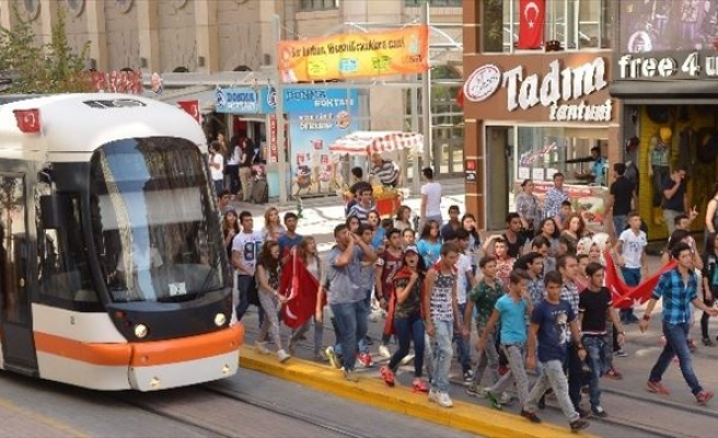 Eskişehirli Gençler Şehit Düşen Polis Ve Asker Ağabeyleri İçin Yürüdü