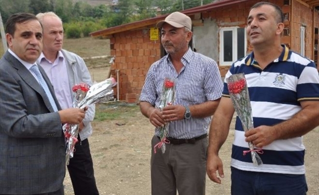 BTSO Yönetimi Taşkesti’de Karanfil Dağıttı