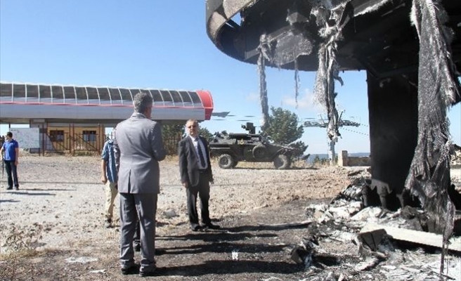 Vali Özdemir PKK’lı Teröristlerin Yaktığı Kayak Tesislerinde İncelemelerde Bulundu