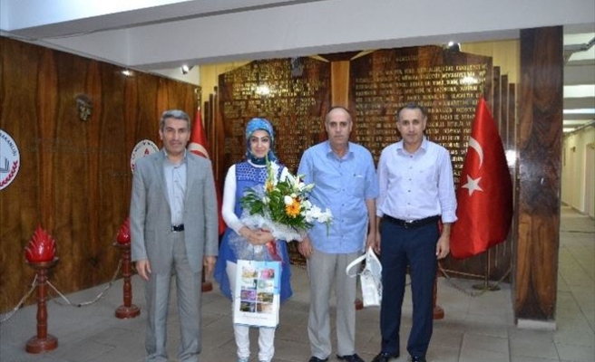 Yeni Öğretmenler Çiçeklerle Karşılandı