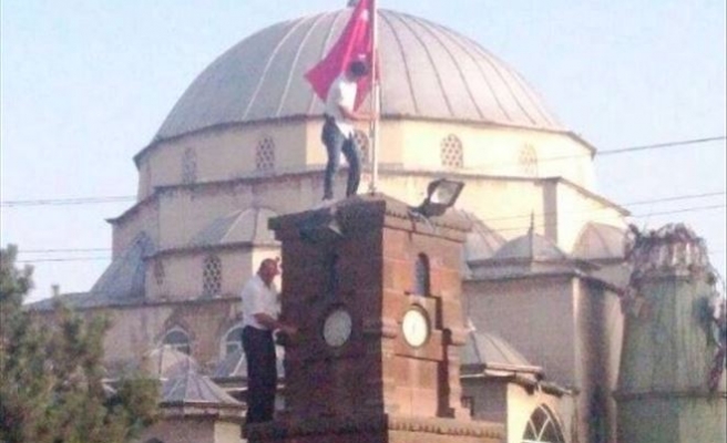 Şehitler Çeşmesi Üzerindeki Türk Bayrağı Yenilendi