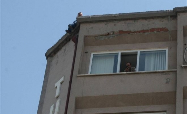 Çatıya Çıktı, Ayrı Yaşadığı Eşiyle Görüşünce İntihardan Vazgeçti