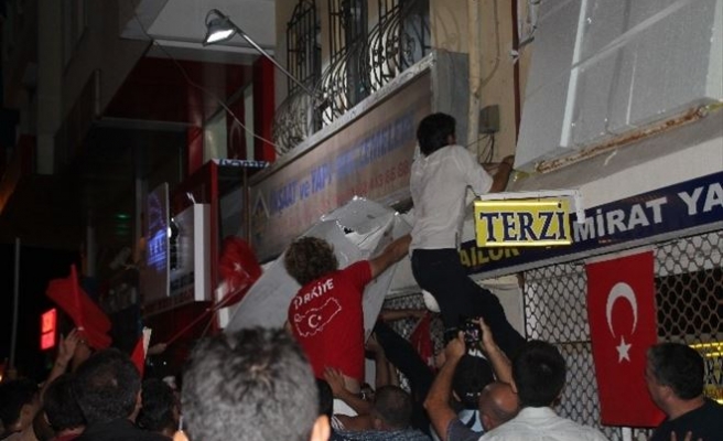 Marmaris’te HDP Binasının Tabelasını İndirip Türk Bayrağı Astı
