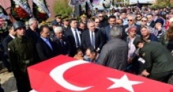 EŞME ŞEHİDİNİ UĞURLADI