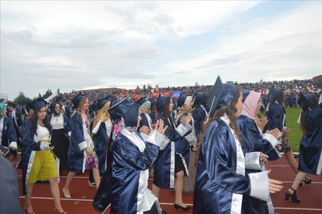 UŞAK ÜNİVERSİTESİNDE MEZUNİYET COŞKUSU