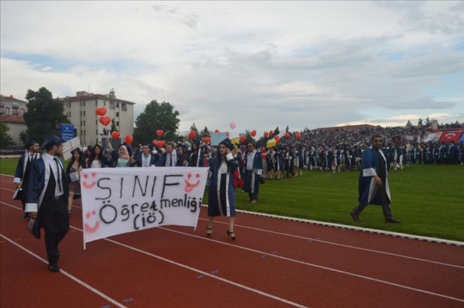UŞAK ÜNİVERSİTESİNDE MEZUNİYET COŞKUSU