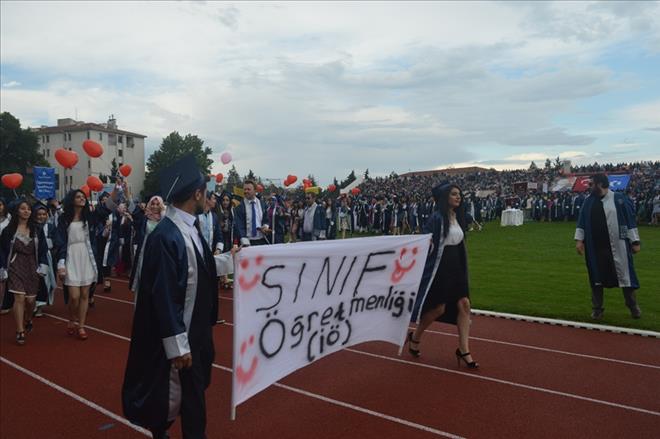 UŞAK ÜNİVERSİTESİNDE MEZUNİYET COŞKUSU