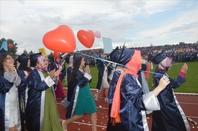 UŞAK ÜNİVERSİTESİNDE MEZUNİYET COŞKUSU