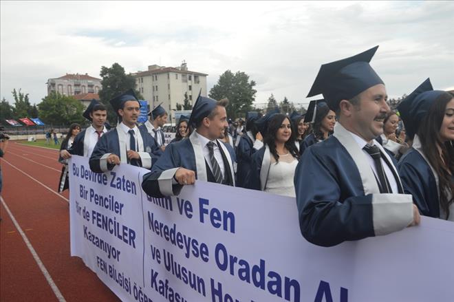 UŞAK ÜNİVERSİTESİNDE MEZUNİYET COŞKUSU