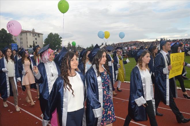 UŞAK ÜNİVERSİTESİNDE MEZUNİYET COŞKUSU