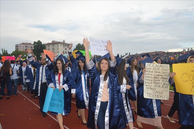 UŞAK ÜNİVERSİTESİNDE MEZUNİYET COŞKUSU