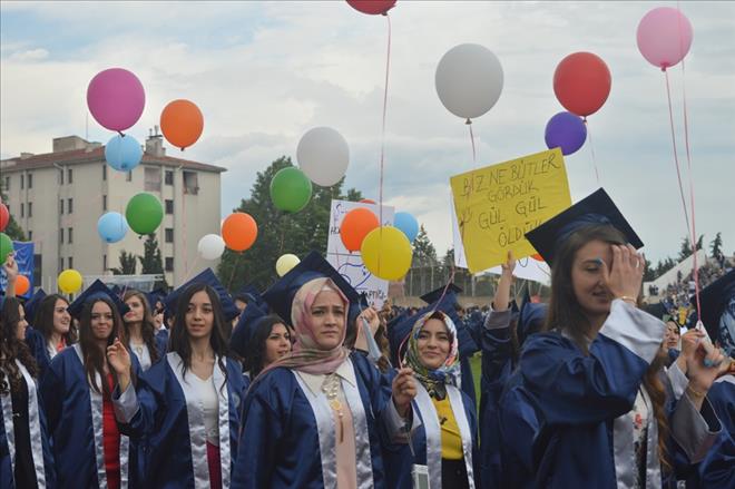 UŞAK ÜNİVERSİTESİNDE MEZUNİYET COŞKUSU