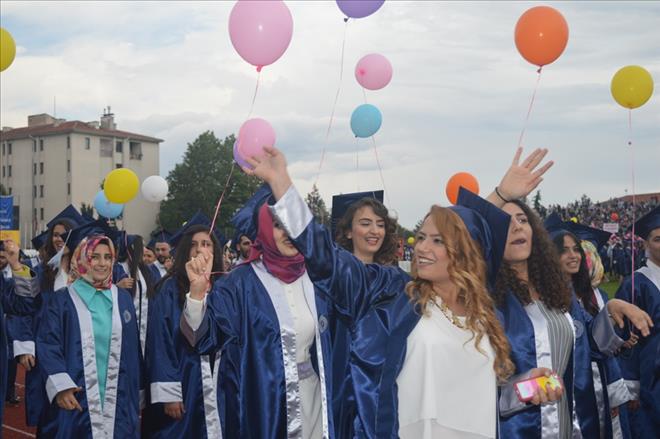 UŞAK ÜNİVERSİTESİNDE MEZUNİYET COŞKUSU