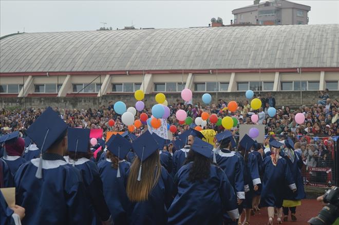 UŞAK ÜNİVERSİTESİNDE MEZUNİYET COŞKUSU