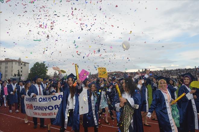 UŞAK ÜNİVERSİTESİNDE MEZUNİYET COŞKUSU