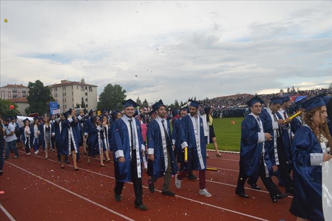 UŞAK ÜNİVERSİTESİNDE MEZUNİYET COŞKUSU
