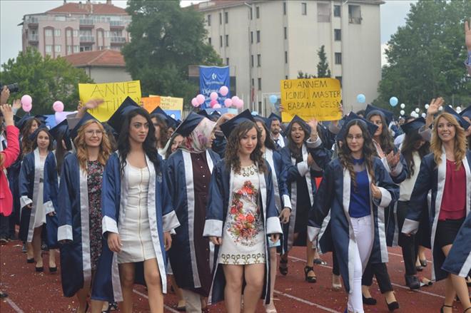 UŞAK ÜNİVERSİTESİNDE MEZUNİYET COŞKUSU
