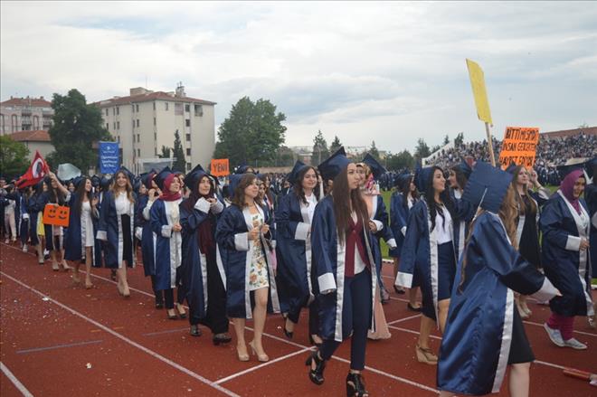UŞAK ÜNİVERSİTESİNDE MEZUNİYET COŞKUSU