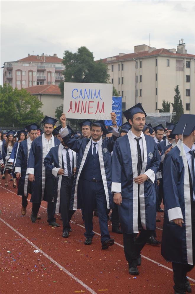 UŞAK ÜNİVERSİTESİNDE MEZUNİYET COŞKUSU