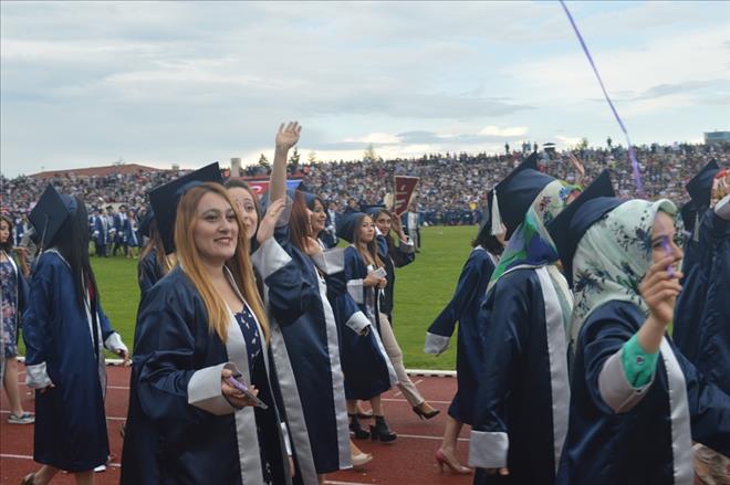 UŞAK ÜNİVERSİTESİNDE MEZUNİYET COŞKUSU