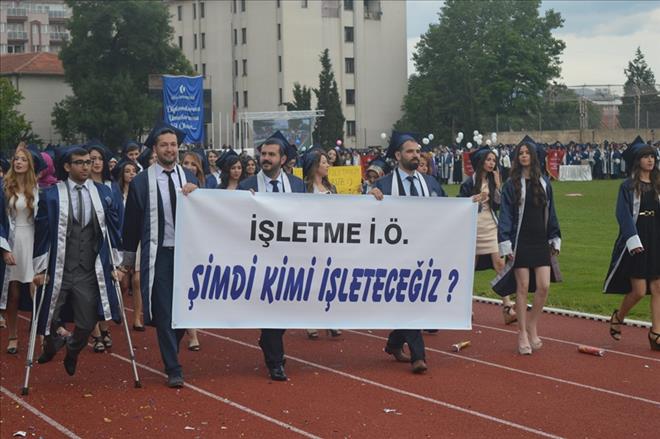 UŞAK ÜNİVERSİTESİNDE MEZUNİYET COŞKUSU