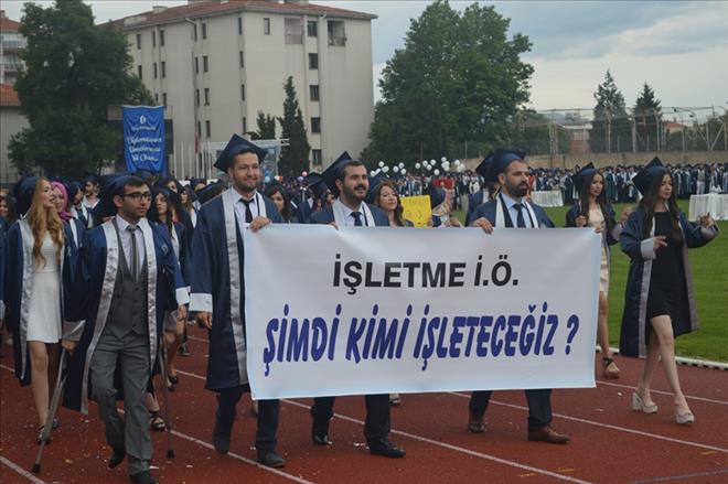 UŞAK ÜNİVERSİTESİNDE MEZUNİYET COŞKUSU