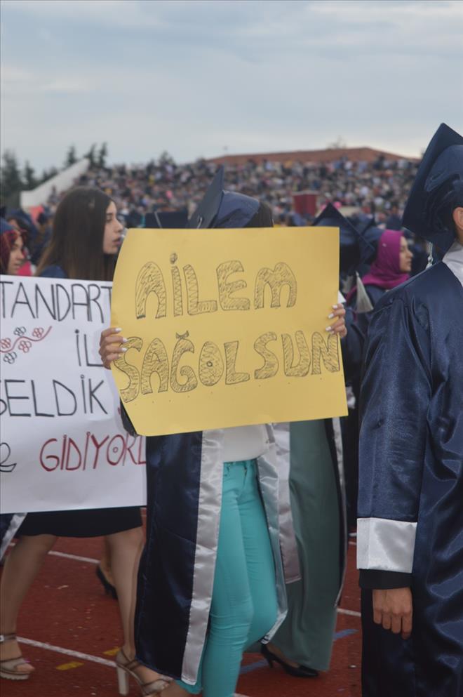 UŞAK ÜNİVERSİTESİNDE MEZUNİYET COŞKUSU