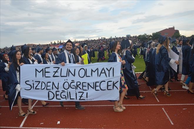 UŞAK ÜNİVERSİTESİNDE MEZUNİYET COŞKUSU