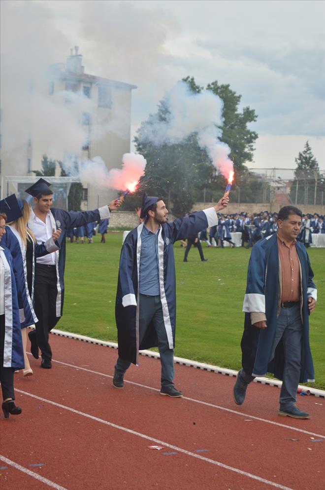 UŞAK ÜNİVERSİTESİNDE MEZUNİYET COŞKUSU