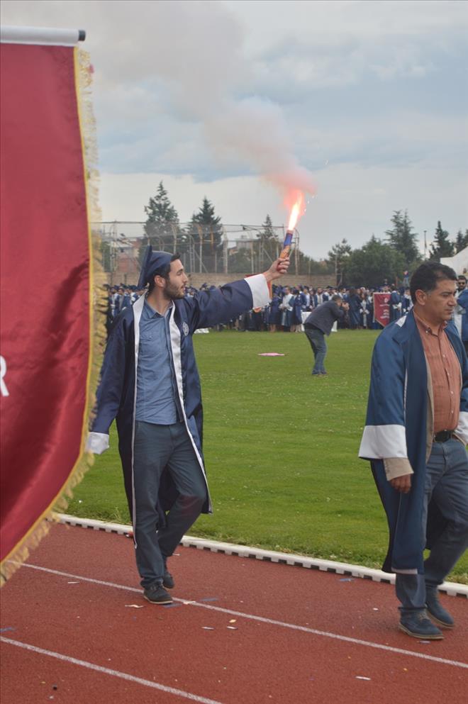 UŞAK ÜNİVERSİTESİNDE MEZUNİYET COŞKUSU