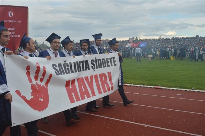 UŞAK ÜNİVERSİTESİNDE MEZUNİYET COŞKUSU