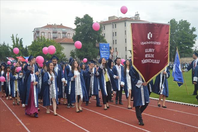 UŞAK ÜNİVERSİTESİNDE MEZUNİYET COŞKUSU
