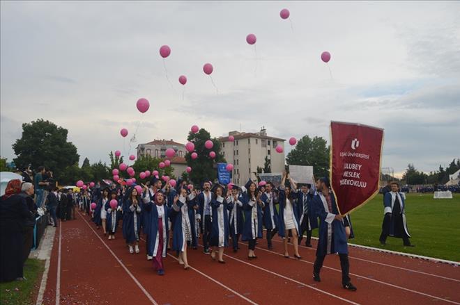 UŞAK ÜNİVERSİTESİNDE MEZUNİYET COŞKUSU