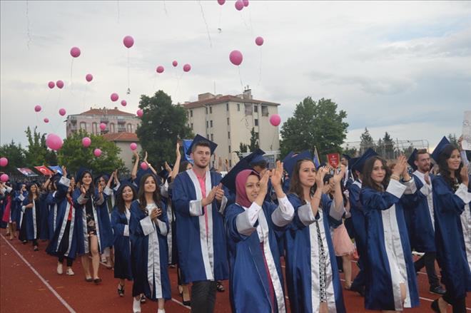 UŞAK ÜNİVERSİTESİNDE MEZUNİYET COŞKUSU