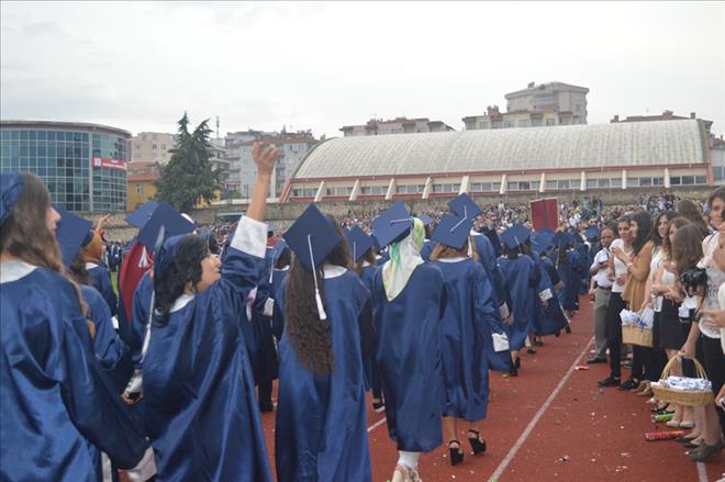 UŞAK ÜNİVERSİTESİNDE MEZUNİYET COŞKUSU