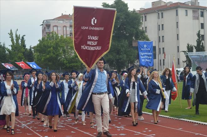 UŞAK ÜNİVERSİTESİNDE MEZUNİYET COŞKUSU