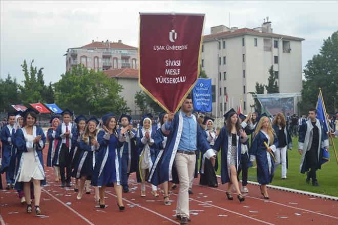 UŞAK ÜNİVERSİTESİNDE MEZUNİYET COŞKUSU
