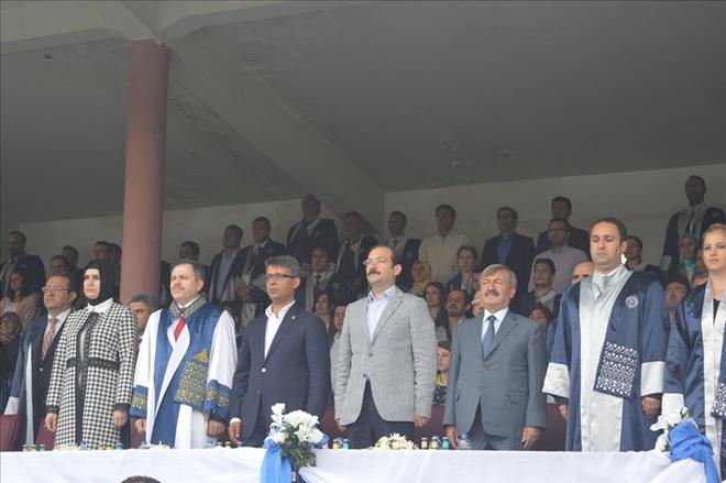 UŞAK ÜNİVERSİTESİNDE MEZUNİYET COŞKUSU