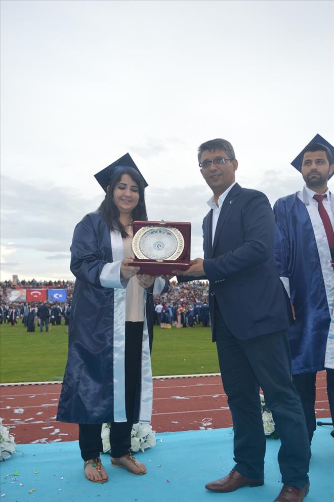 UŞAK ÜNİVERSİTESİNDE MEZUNİYET COŞKUSU