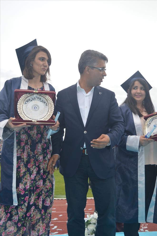 UŞAK ÜNİVERSİTESİNDE MEZUNİYET COŞKUSU