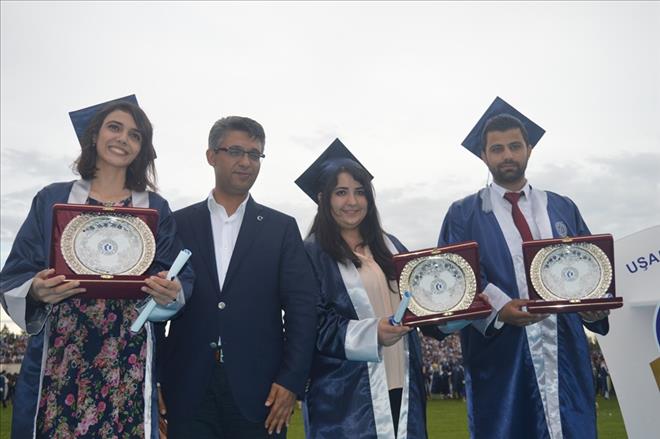 UŞAK ÜNİVERSİTESİNDE MEZUNİYET COŞKUSU