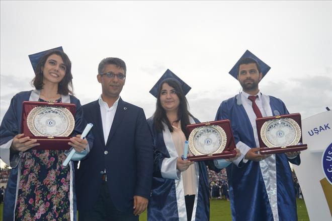UŞAK ÜNİVERSİTESİNDE MEZUNİYET COŞKUSU